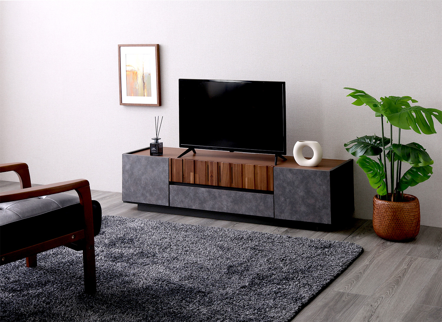 モルタル調×木目　モダンテイストなテレビ台